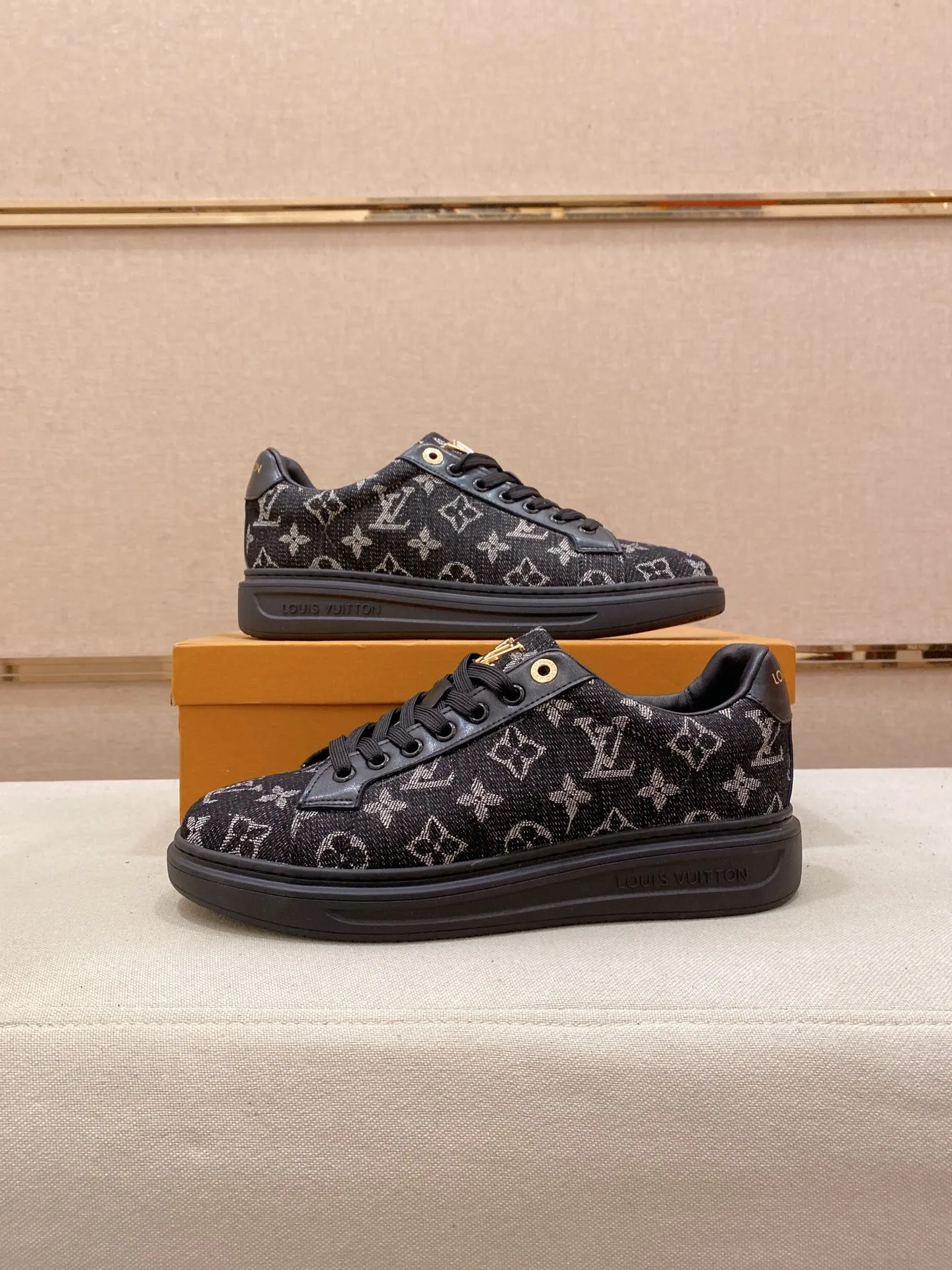 Men's shoes 💰: 400💰🎉🎉LV~Louis Vuitton trendy men's shoes New shipments Latest matching The same style as the official website Super high quality Hot sales of the season [strong] [strong] [strong] Selected first-layer cowhide, comfortable cowhide lining, original last, comfortable on the foot, wear-resistant rubber outsole Size number: 38-44.